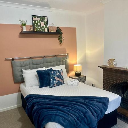Spacious 4 Bed Home Near Nec, Jlr & Airport Parking For 3 Cars Ideal For Contractors! Solihull Buitenkant foto
