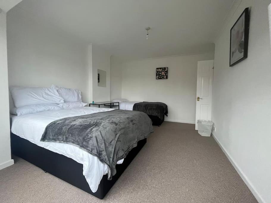 Spacious 4 Bed Home Near Nec, Jlr & Airport Parking For 3 Cars Ideal For Contractors! Solihull Buitenkant foto