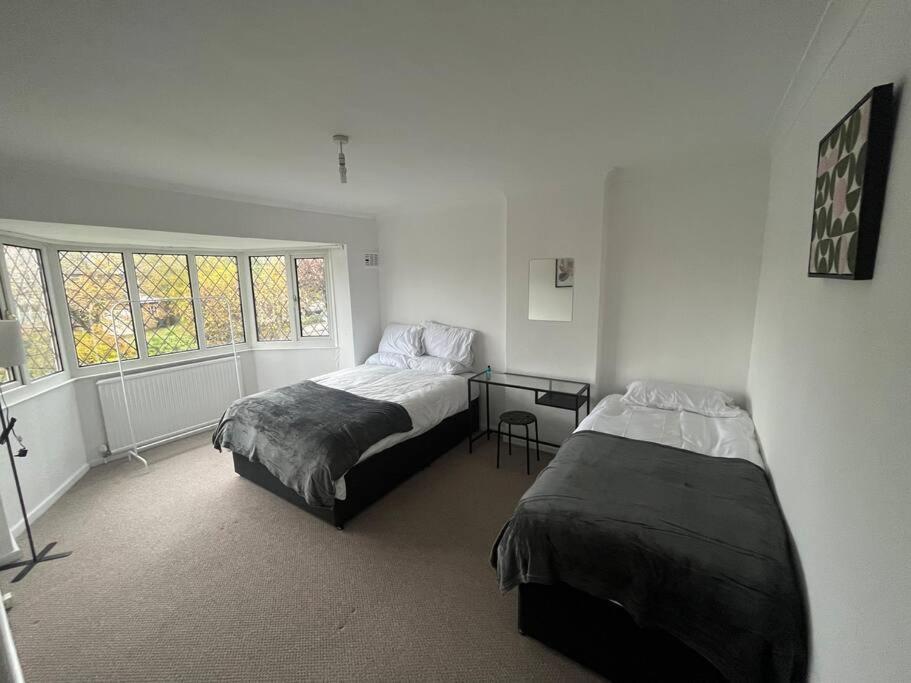 Spacious 4 Bed Home Near Nec, Jlr & Airport Parking For 3 Cars Ideal For Contractors! Solihull Buitenkant foto
