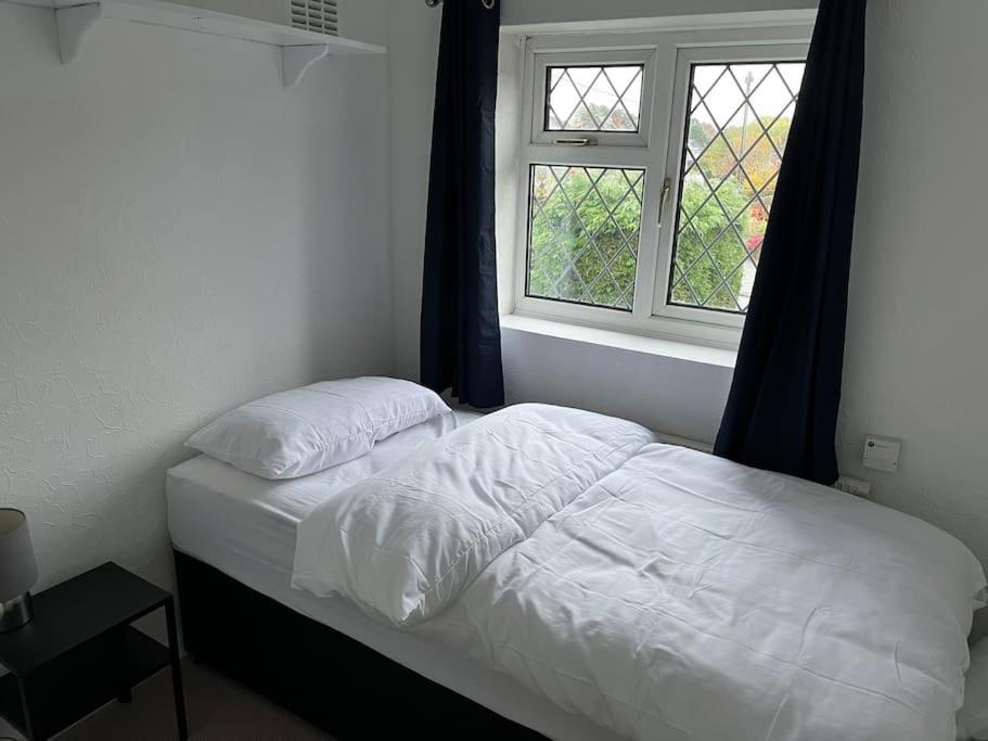 Spacious 4 Bed Home Near Nec, Jlr & Airport Parking For 3 Cars Ideal For Contractors! Solihull Buitenkant foto
