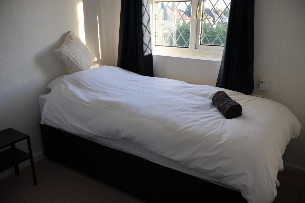Spacious 4 Bed Home Near Nec, Jlr & Airport Parking For 3 Cars Ideal For Contractors! Solihull Buitenkant foto