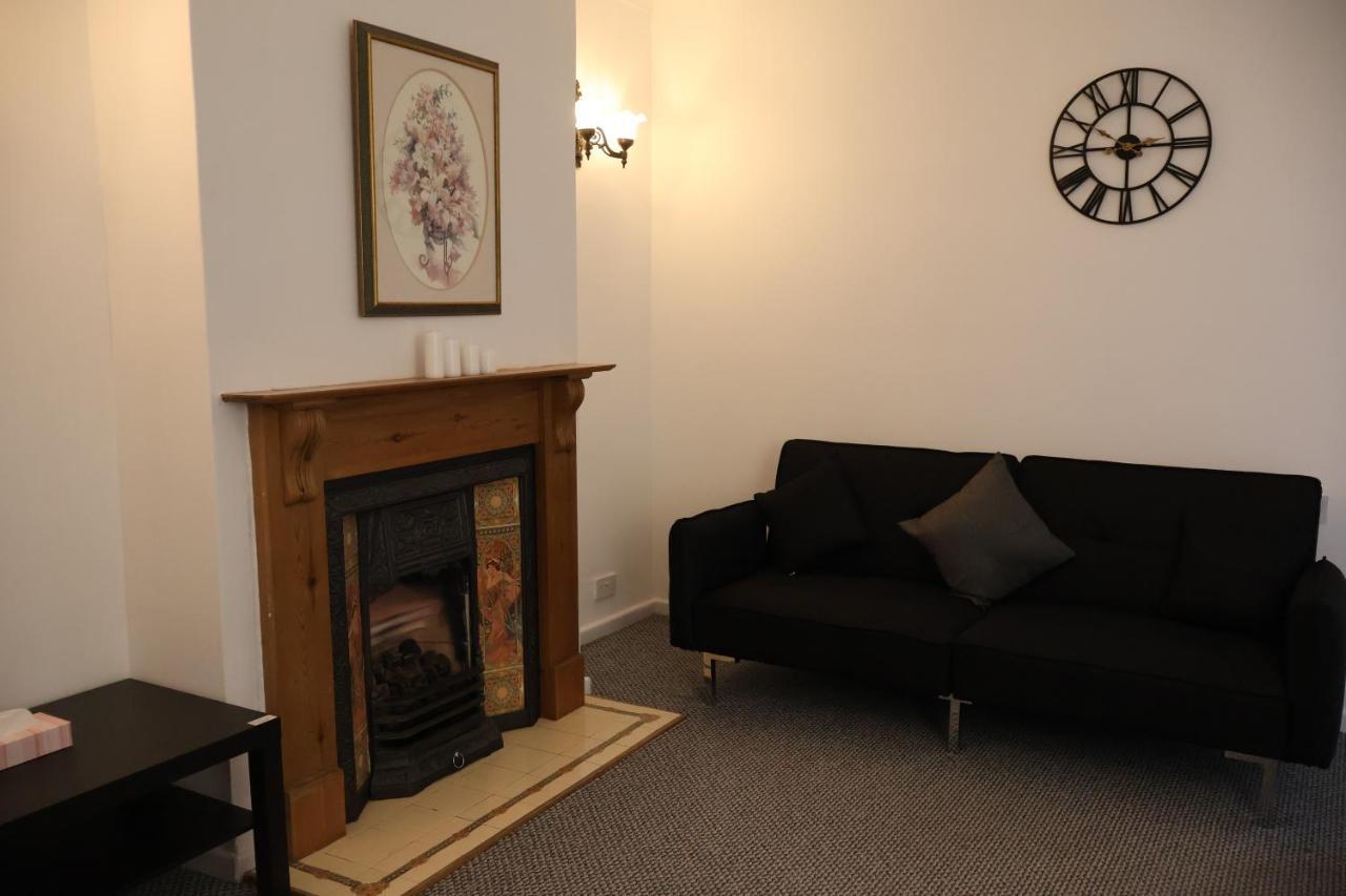 Spacious 4 Bed Home Near Nec, Jlr & Airport Parking For 3 Cars Ideal For Contractors! Solihull Buitenkant foto
