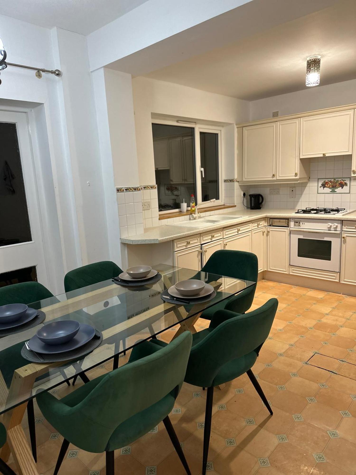 Spacious 4 Bed Home Near Nec, Jlr & Airport Parking For 3 Cars Ideal For Contractors! Solihull Buitenkant foto