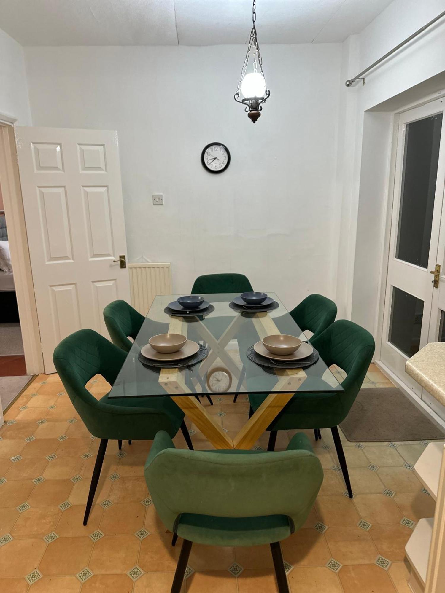 Spacious 4 Bed Home Near Nec, Jlr & Airport Parking For 3 Cars Ideal For Contractors! Solihull Buitenkant foto