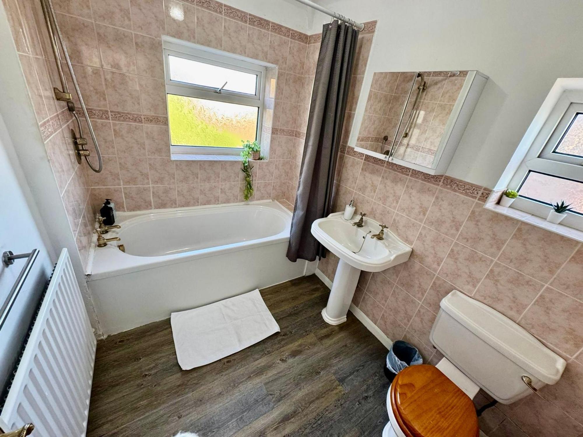 Spacious 4 Bed Home Near Nec, Jlr & Airport Parking For 3 Cars Ideal For Contractors! Solihull Buitenkant foto