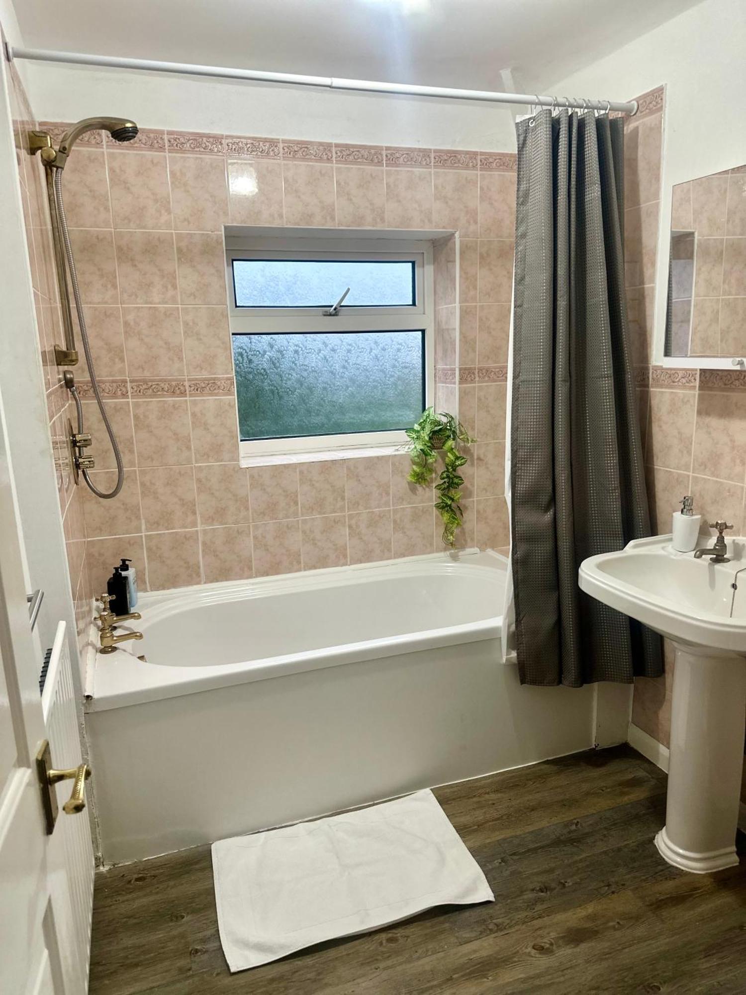 Spacious 4 Bed Home Near Nec, Jlr & Airport Parking For 3 Cars Ideal For Contractors! Solihull Buitenkant foto