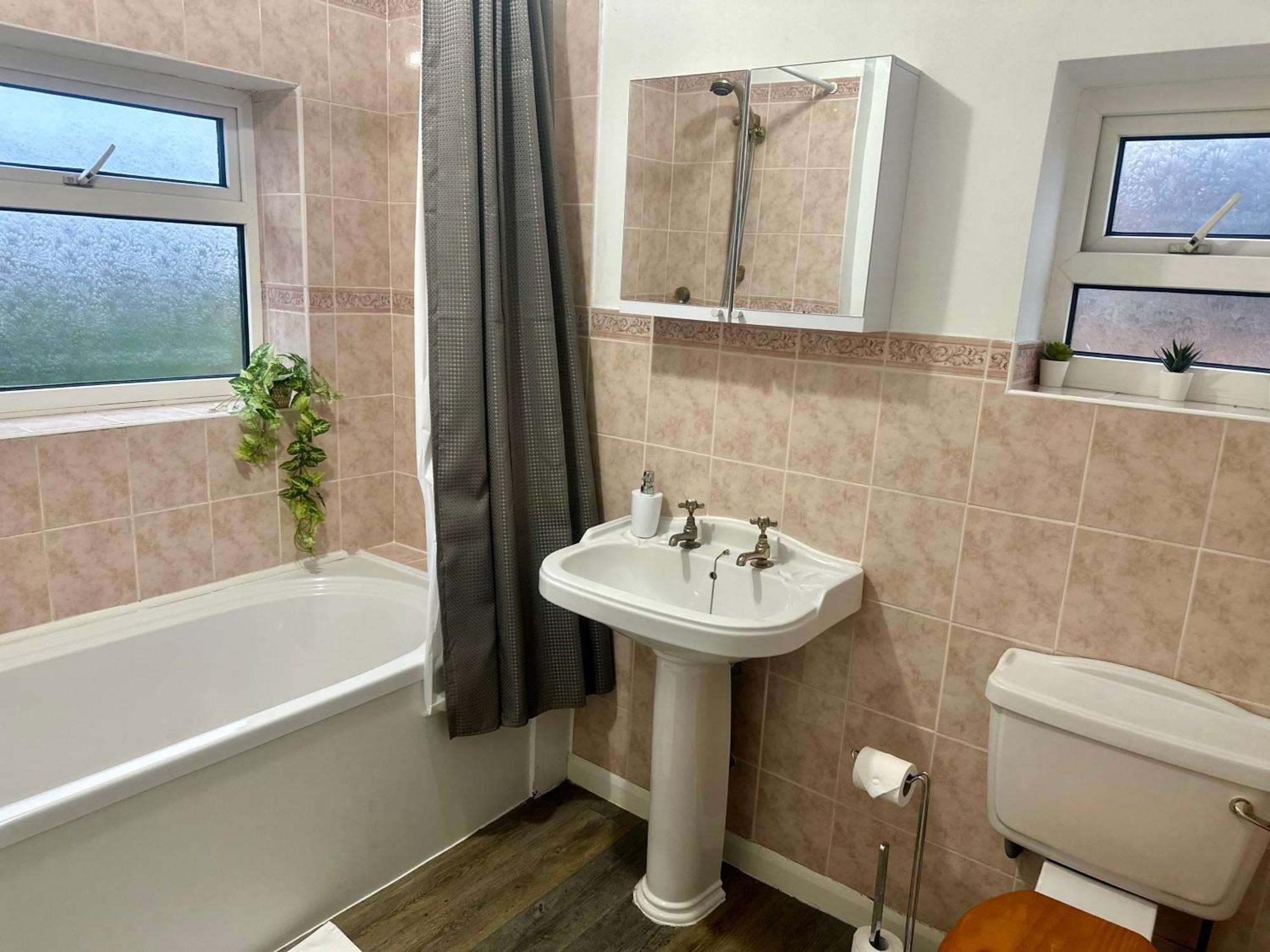 Spacious 4 Bed Home Near Nec, Jlr & Airport Parking For 3 Cars Ideal For Contractors! Solihull Buitenkant foto